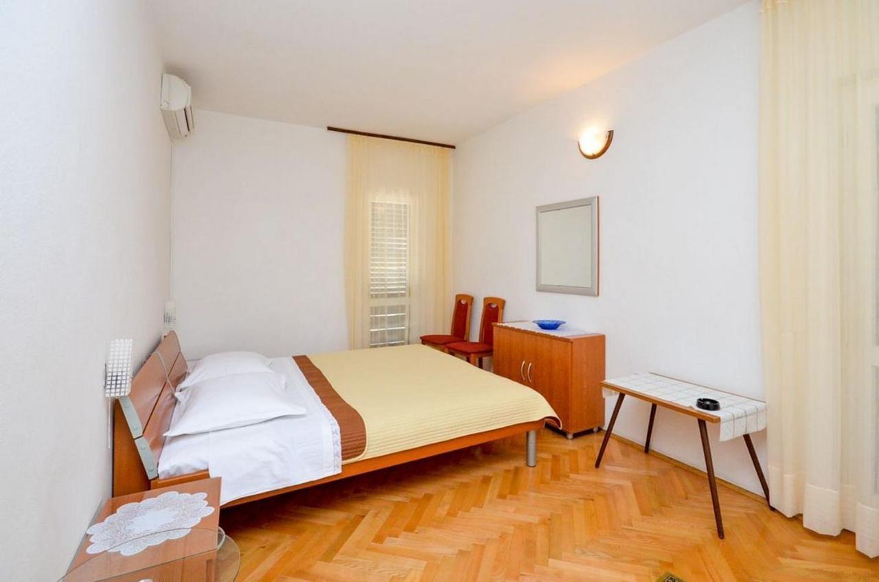 Apartment And Rooms Biserka Novalja Bagian luar foto