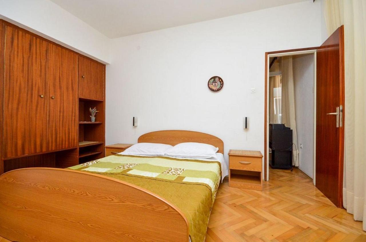 Apartment And Rooms Biserka Novalja Bagian luar foto